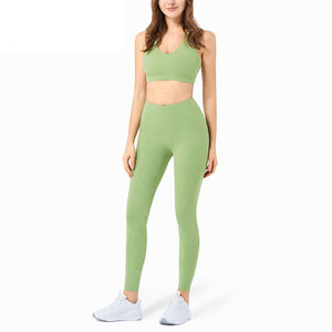 Ensemble de yoga 2 pièces uni grande taille, écologique, respirant, lavé, avec brassière de sport sans manches et leggings, fabriqué au Pakistan - Product Image 1