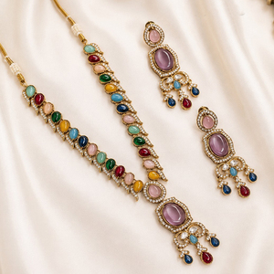 Ensemble collier et boucles d'oreilles ethniques pour femmes JeweleMarket, plaqué or, avec cristaux Meenakari et strass multicolores, provenant du Maharashtra - Product Image 1