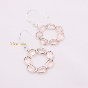 Pendientes de Plata de Ley 925 al por Mayor con Cuarzo Rosa Natural Facetado Ovalado y Diseño Circular, Joyas Memoria - Product Image 3
