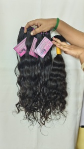 Lots de Cheveux Humains Indiens Remy – Ondulations Souples, Boucles Jerry, Lisses Crépus, Ondulations Corporelles, Ondulations Profondes, Ondulations Naturelles – Cheveux Indiens en Vente - Product Image 2