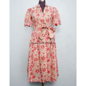 ชุดเดรสผู้หญิง Kangura ผ้าฝ้าย 100% รักษ์โลก ทรงเอวธรรมชาติ ลายดอกไม้ ความยาวปานกลาง คอวี แขนสั้น ตกแต่งกระดุม ซักได้ - Product Image 1