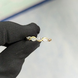 Nouvelle bague de mariage en or jaune 14 carats avec diamant de laboratoire rond, design vague, certifiée IGI et pureté VVS pour femme - Product Image 1