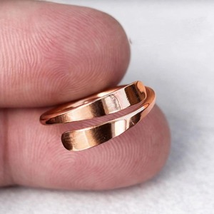 Bague en cuivre moderne, forme irrégulière, bijoux artisanaux en métal poli pour cadeau de mariage pour femmes - Product Image 4