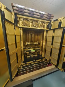 Moderno Altar Budista Japonés de Madera con Hojas de Oro, Butsudan con Fénix Tallado y Puertas Corredizas Abiertas para Dormitorio - Product Image 2