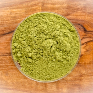 Feuilles de Moringa séchées brutes de qualité supérieure, poudre verte fine, superaliment naturel à base de plantes, vente en gros en vrac - Product Image 1