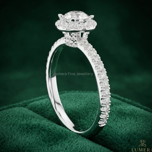 Anillo de Compromiso con Diamante de Corte Redondo Certificado por IGI, Anillo de Boda con Halo y Banda Pavé para Mujer, Disponible en Oro de 9K, 10K, 14K y 18K - Product Image 2
