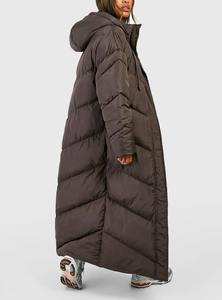 Veste matelassée en duvet en gros OEM/ODM pour femme, épaisse, à capuche, style streetwear, avec logo brodé, manteau d'hiver long pour femme - Product Image 6