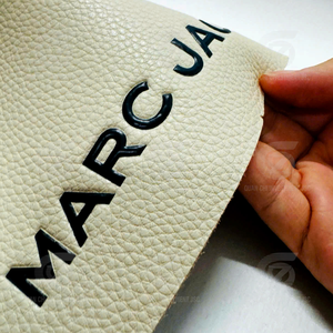 Parches Termoadhesivos de Vinilo Metálico de Alta Calidad con Logotipo de Silicona 3D Personalizado, Ecológico y Sin Níquel, para Coser en Prendas - Product Image 3