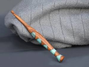 Crochet en bois et résine époxy artisanale, conçu pour une glisse fluide du fil, une prise confortable et des performances de tricot durables - Product Image 5