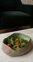 Bol en céramique artisanal écologique beige indien avec accent décoratif en forme de vis – Bol de service unique pour salades, pâtes et centre de table de fête