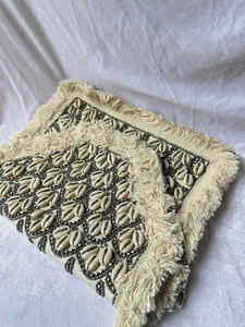 Pochette artisanale en coquillages de cauris perlés avec bordure à franges, sac à main textilé tribal bohème, accessoire de mode pour festival - Product Image 2