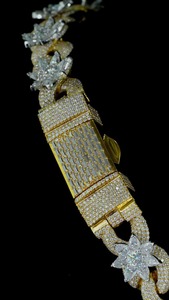 Collier de luxe en or 18 carats plaqué or avec moissanite, design floral, serti de baguettes, chaîne à maillons pour femme - Product Image 1