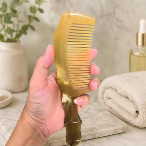 Peine Desenredante de Cuerno de Vaca Premium, Ecológico, de Forma Natural, Moderno, Hecho a Mano, con Dientes Anchos para Cabello Rizado, Grueso y Largo - Product Image 3