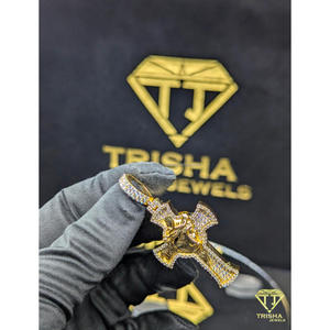 Pendentif visage de Jésus luxueux serti de diamants VVS cultivés en laboratoire, en argent sterling 925 plaqué or, par Trisha Jewels - Product Image 2