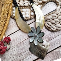 Collier Bijoux Fantaisie Sculpté Coquillage de Tahiti Fleur de Tiaré Nacre Cordon Ajustable