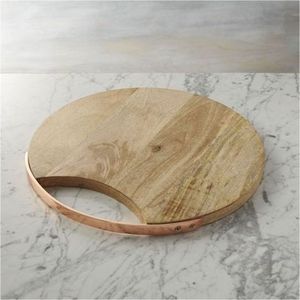 Planche à découper ronde en bois de luxe avec poignée en cuivre, personnalisable, pour charcuterie, vente en gros - Product Image 1