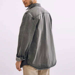 Camisa vaquera extragrande para hombre con bolsillo en el pecho, tela duradera, estilo casual urbano, con botones. - Product Image 2