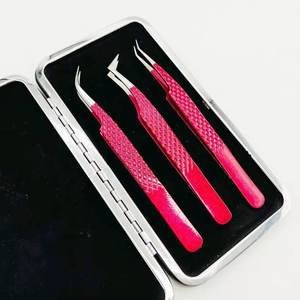Pince à cils en acier inoxydable à pointe en fibre de couleur rouge pour volume, vente en gros, par GUJJAR SURGICAL INTERNATIONAL - Product Image 1