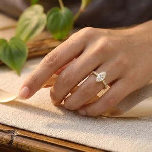 Anillo de Aniversario Chapado en Oro Amarillo con Seis Puntas y Diamante Marquise, Anillo de Compromiso Elegante con Moissanita, Regalo de Cumpleaños para Ella - Product Image 5