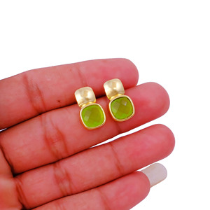 Pendientes de tuerca cuadrados de calcedonia verde hechos a mano, estilo bohemio, delicados, con corte cojín, chapados en oro, joyería de piedras preciosas. - Product Image 3