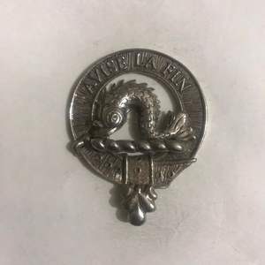 Este es un distintivo o broche del Clan Kennedy, con el escudo y el lema del clan. - Product Image 1