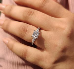 Bague élégante en diamant de laboratoire taille princesse avec pierres latérales coniques en or blanc 14 carats, design de joaillerie raffinée, cadeau pour elle - Product Image 3