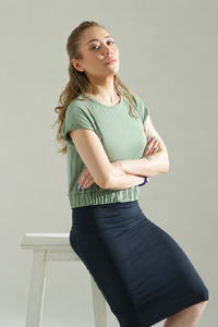 T-shirts amples et décontractés pour femmes, en coton pur, à manches courtes, col en V, avec logo personnalisé, couleur unie, respirants, pour l'été - Product Image 3
