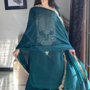 Conjunto de traje Palazzo de diseñador Fox Georgette con bordados de lentejuelas es un impresionante conjunto étnico diseñado para bodas. - Product Image 2