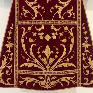 Vestimenta Litúrgica de Terciopelo Borgoña de Lujo con Bordado a Mano en Hilo Dorado, Transpirable y Ecológica, Túnica para Sacerdotes y Clérigos - Product Image 5