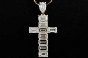 Pendentif croix en diamant taille émeraude fait main en or jaune 925 avec 11 diamants de laboratoire parfaitement assortis - Product Image 1