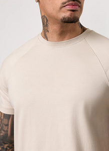 Conjunto Deportivo Minimalista de 2 Piezas para Hombre, Color Beige, Personalizado OEM, para Gimnasio, Verano, Transpirable y que Absorbe la Humedad, Camiseta y Pantalones Cortos - Product Image 3