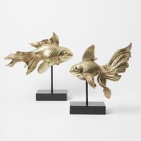 Sculpture de poisson élégante en aluminium doré avec base en métal noir, statue décorative de luxe pour la maison