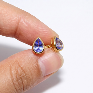 Boucles d'oreilles clous en or jaune massif 9K avec tanzanite naturelle en forme de poire sertie clos, bijoux fins, Memoria Jewels - Product Image 4