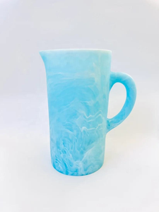 Carafe à boisson en résine acrylique faite à la main, effet finition mate, avec poignée, texture marbrée Aqua Swirl, pour eau, limonade, ou comme vase. - Product Image 2
