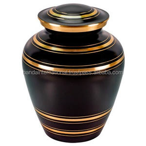 Urnas de cenizas humanas de alta calidad Urnas de cremación para adultos Precio bajo Funeral de metal con tiras negras y doradas Acabado Urna de cremación - Product Image 1