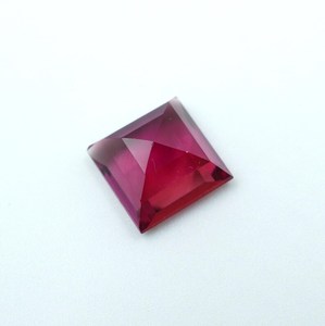 พลอยเบอร์ริลสีชมพูแดง HAYAAT GEMS น้ำหนัก 1.50 กะรัต ผลิตในห้องปฏิบัติการ รูปทรงเหลี่ยมเพชรพลอย สำหรับทำเครื่องประดับ แหล่งกำเนิดราชสถาน - Product Image 4