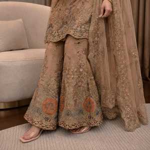 Conjunto de traje Anarkali Sharara pakistaní beige para mujer con bordado Zari pesado, lentejuelas, trabajo de espejo, adornos de perlas y dupatta de red. - Product Image 4