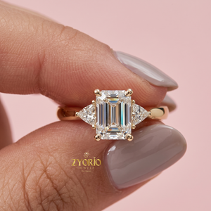 Anillo de Compromiso con Tres Diamantes Cultivados en Laboratorio, Corte Esmeralda, Oro de 18K, Piedras Laterales Trillón, Joyería Fina - Product Image 3