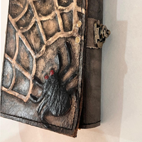 Carnet en cuir fait main avec motif d'araignée sur la couverture, papier vintage à bords festonnés, journal personnalisé en cuir