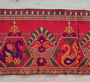 Encaje Rapiyar premium con diseño elegante y acabado fino para decoración de prendas. - Product Image 2