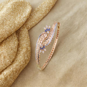 กำไลข้อมือทองประดับเพชรลายดอกไม้สำหรับผู้หญิง พร้อมหินสีน้ำเงิน ดีไซน์หรูหรา ลายฉลุสวยงาม เหมาะสำหรับงานปาร์ตี้และสวมใส่ในชีวิตประจำวัน - Product Image 4