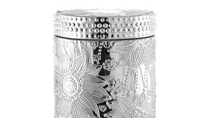 Nuevo diseño de portavelas de aluminio plateado con relieve y tapa, con patrón floral, para velas de cera de soja perfumadas, se ofrece personalización. - Product Image 1
