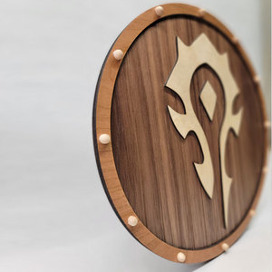 Authentique bouclier rond en bois de style viking, artisanat nordique classique pour décoration et accessoires de costume - Product Image 2