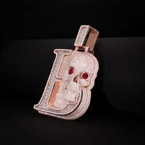 จี้รูปหัวกะโหลกตัวอักษร B แบบประดับเพชร CZ ชุบทองคำสีกุหลาบ สไตล์ฮิปฮอป พร้อมดวงตาสีแดง - Product Image 2