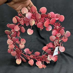 Guirlande d'eucalyptus métallique rouge éclatant, scintillante avec des accents dorés élégants, décoration festive pour la porte d'entrée en automne ou pour les fêtes - Product Image 3