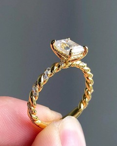 Élégante bague en or massif 14K plaqué or avec diamant taille émeraude de 1,50 carat, sertie de 4 griffes, style solitaire avec accent bande éternité, certifiée GRA - Product Image 4