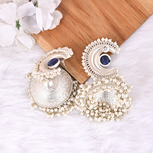 Boucles d'oreilles ethniques Jhumka en perles bleues Hydro |   Bijoux indiens traditionnels en laiton plaqué argent - Product Image 5