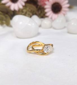 แหวนเพชรทรงลูกแพร์ 1 กะรัต เพชรเพาะเลี้ยงในห้องปฏิบัติการ ดีไซน์รูปคลื่นร่วมสมัย สำหรับผู้หญิง ตัวเรือนทองคำแท้ 14K สีเหลือง - Product Image 4