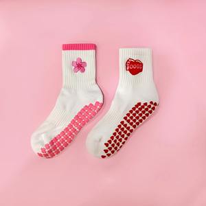 Calcetines de Pilates con Agarre y Logotipo Personalizado para Mujeres y Jóvenes, Antideslizantes, con Diseño de Corazón y Puntos, de Algodón, Color Rosa Pastel, Diseño de Frutas, Venta al Por Mayor - Product Image 2