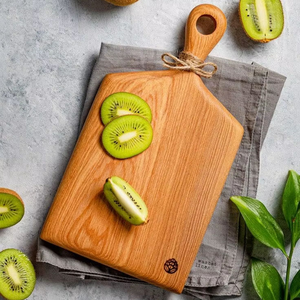 Tabla de cortar decorativa de madera con un cuerpo resistente de madera de acacia, perfecta para cortar queso, carne, pan y para uso diario. - Product Image 2